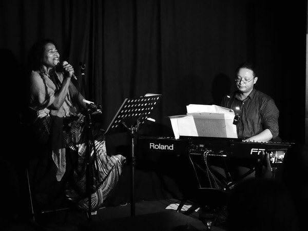 Laurencia Hnautra - Lady sing Jazz Vocal
