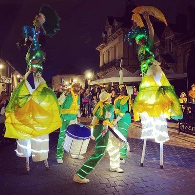 Parade Lumineuse sous les tropiques - Spectacle lumineux : echasse / tambours / danse / lumineux