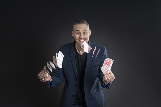 JC Tomassini - Magicien close-up - mariages - anniversaires - entreprises