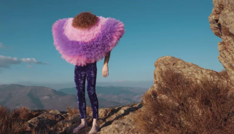  Là où elle pose, quand l'intime s'habille avec style