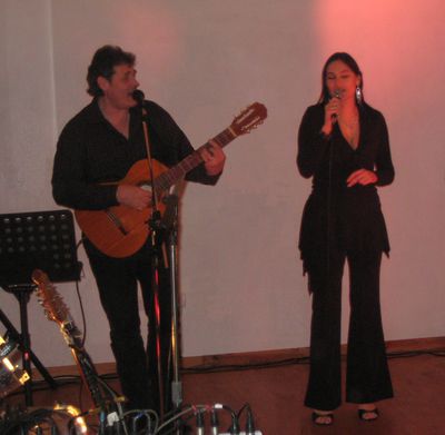 Le Duo  " Tempsdanses "  est composé de Frédérique au chant et de Jean-Luc au chant et à la guitare. 
