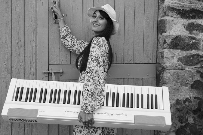 LILI PEARL - Interprète piano-guitare/voix - Animation musicale pop/jazz