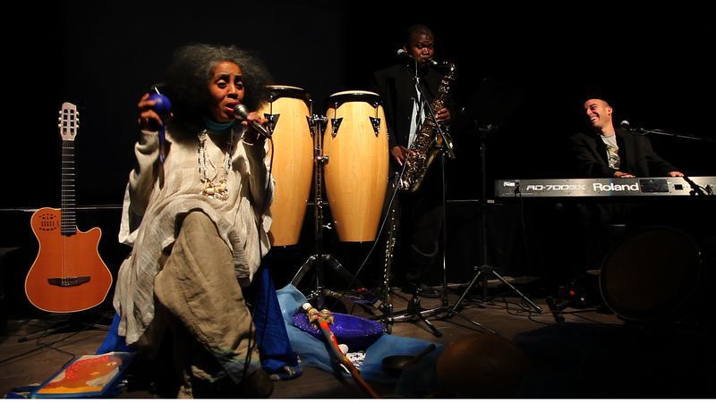 Aconcha multi-artiste cubaine et son spectacle Color y Canto