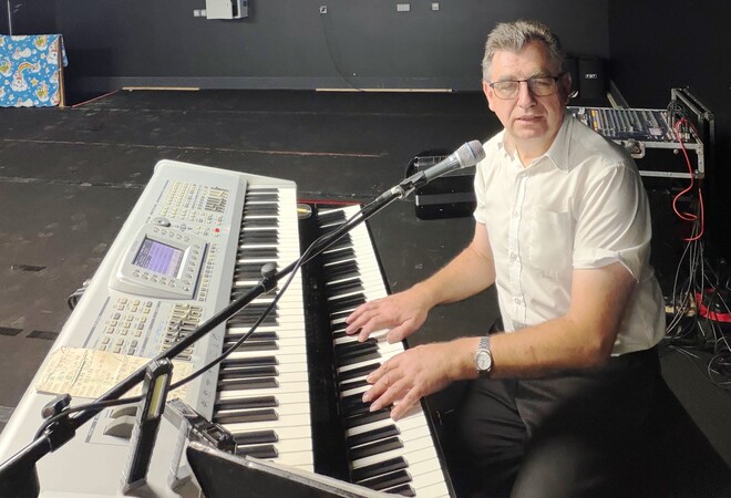 Bertrand BUGEL - Chanteur pianiste accordéoniste animateur