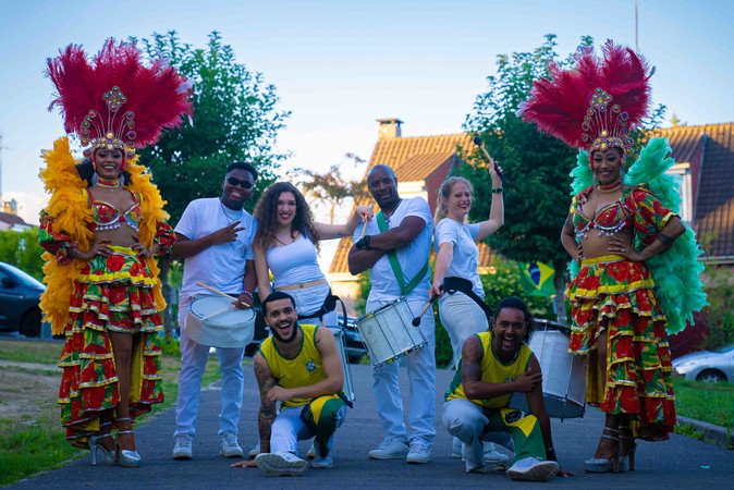 Compagnie wim percussion  -  Batucada Paris  en déambulation parade carnaval 