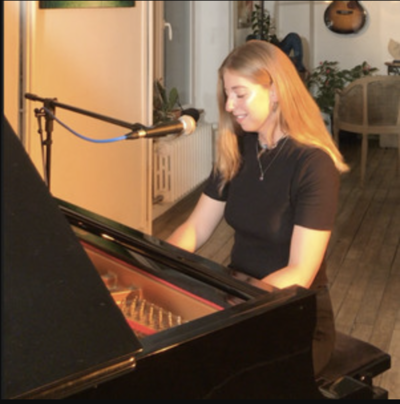 Juliette - Donne des cours de piano débutants!