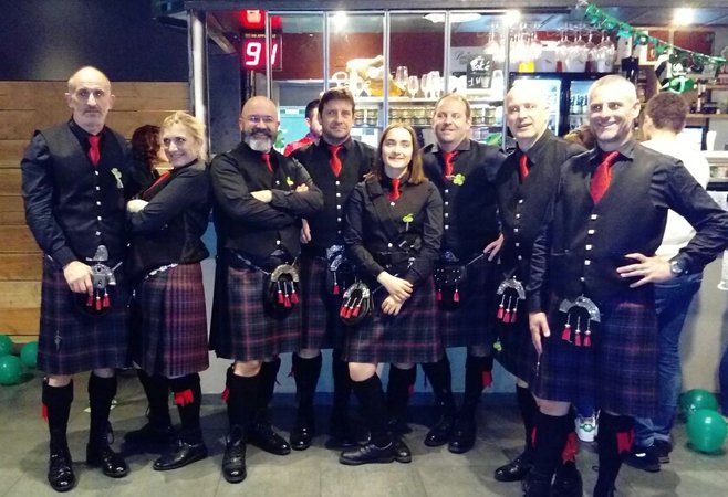 MAD JIG PIPE BAND - Cornemuses et Percussions