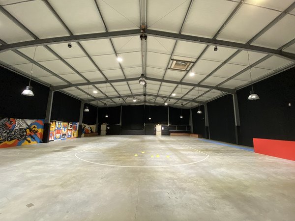 Patinoire roller de 1000m2 (Piste 800m2 & bar-snack 200m2)