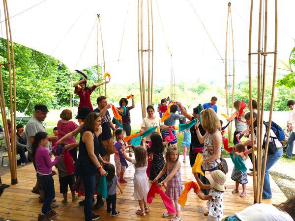 Le Bal a Dom - contes et danse à partager tout public avec échassier