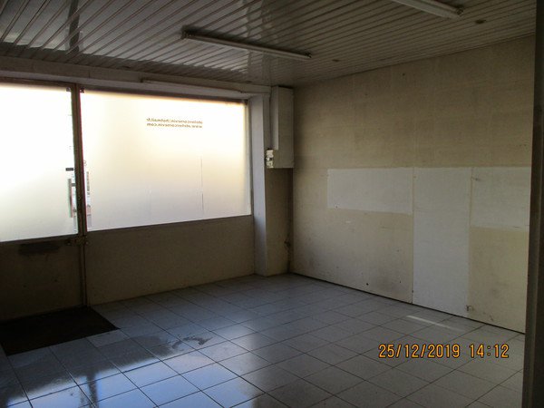 Garage 25 m² avec lumière naturelle pour cours ou répétition