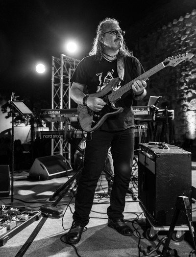 Thierry - Propose  cours de guitare et MAO à domicile