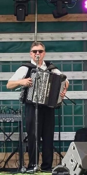 Bertrand BUGEL - Chanteur pianiste accordéoniste animateur