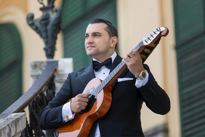 De la tambura à la guitare manouche