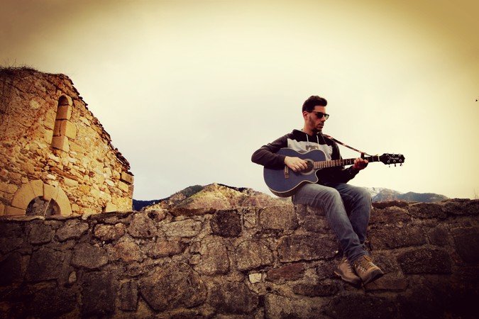 Elyonn L'Enchanteur - Animation musicale -  Chanteur Guitariste reprises pop folk