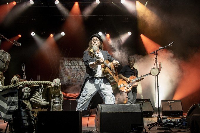 BLONDIN ET LA BANDE DES TERRIENS - CHANSON ROCK FESTIF