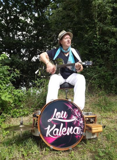 LOU KALENA - Auteure, Compositrice, Interprète et One Woman Band
