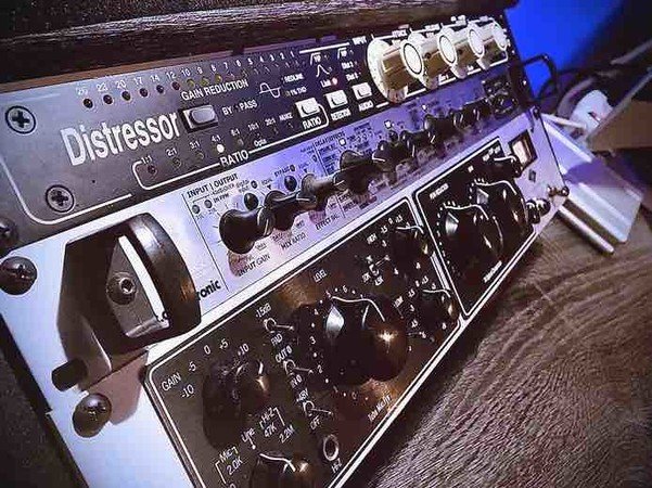 MELSTUDIO PARIS - Enregistrement Voix Off, Mixage et Mastering