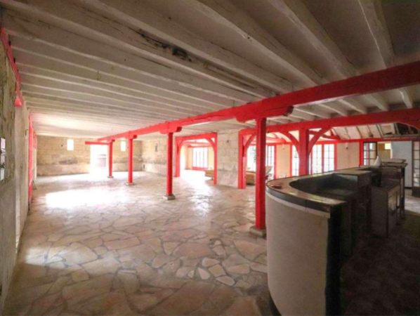 A vendre 600m2, idéal salle de spectacle, de danse, atelier