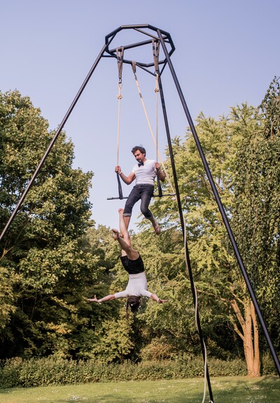 Compagnie Nuvole - Acrobatie aérienne : Tissu, cerceau, corde, trapèze, etc