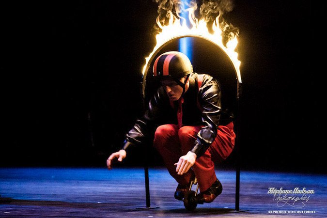 Jeremy et ses acrobaties - Jongleur et musicien comique