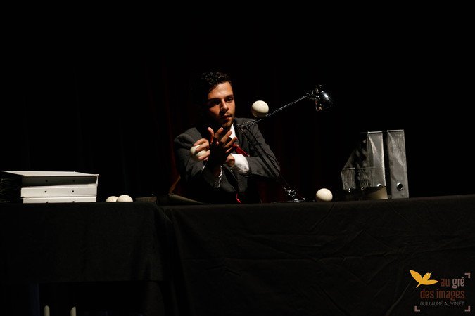 Asaf Mor - Nine To Five - Solo clownesque de jonglerie dansée