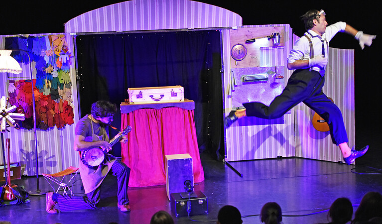  LA BOITE A GANTS - MUSICAL ET BURLESQUE - 3 - 10 ANS - 45 M