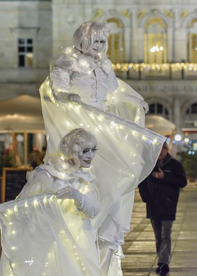 Les Zénaïdes - déambulation blanche lumineuse avec échasses pneumatiques