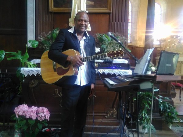 CLIFF CHANTEUR/MUSICIEN
