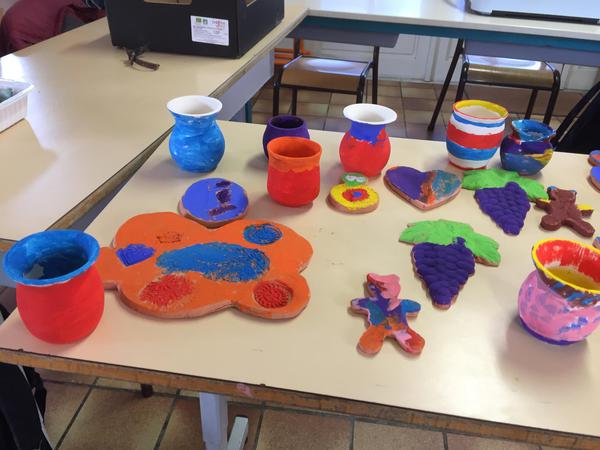 Swing Loisirs Animations - Cours d'arts plastiques : peinture, poterie, craie, land art