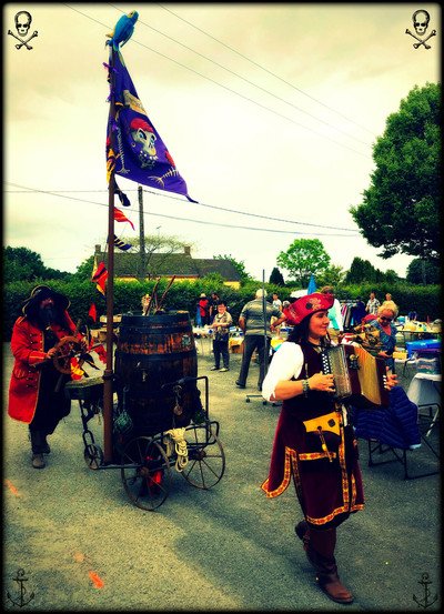 Cie Pirates des Caravanes - Spectacle de pirates Fin comme un Tonneau, en déambulation