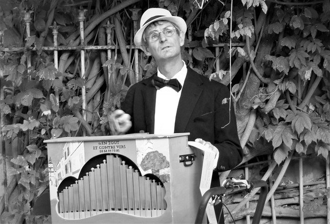 Cie En Tout Et contre Vers - Animation musicale avec un orgue de barbarie...