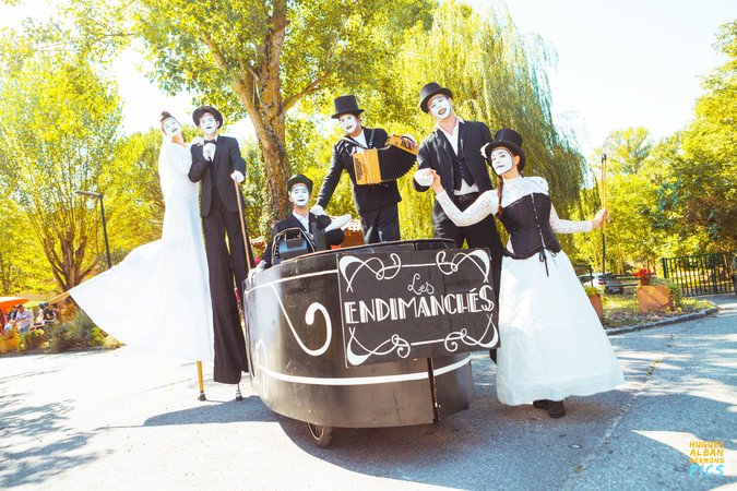 cie les vaguabondes - les Endimanchés-échassiers,jongleurs, musiciens, bulles
