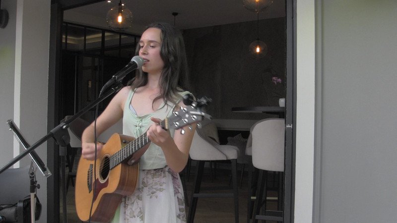 Jade Louvat - Chanteuse Guitariste