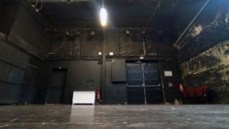 LOCATION DE SALLE POUR DES COURS DE THÉÂTRE/DANSE/YOGA