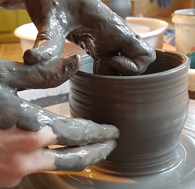 Atelier Céramique NDM Pébrac - cours et stages de tour et modelage en Haute Loire