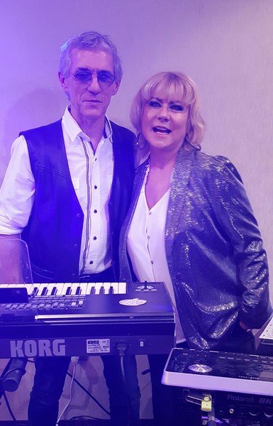 Béa - Chanteuse interprète en duo avec un musicien au synthé.
