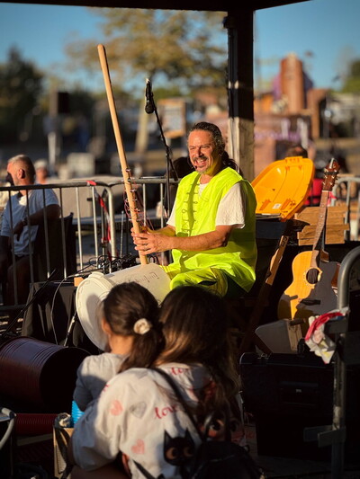 Recyclage Musical - Un voyage sonore autour du monde tout en récupération!