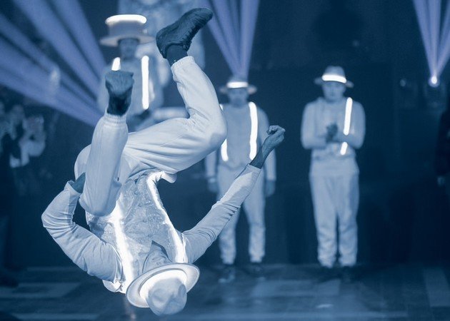 Échassiers blancs lumineux  - SPECTACLE ACROBATIQUE & DÉAMBULATION ACROBATIQUE (salto ...)