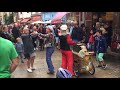 Voir la vidéo "Les Moineaux Chanteurs" - Déambulation pour Noël 2 chanteurs avec orgue de barbarie - Image 6