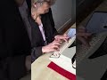 Voir la vidéo Josie - Dactylographie sur machine à écrire - Image 6